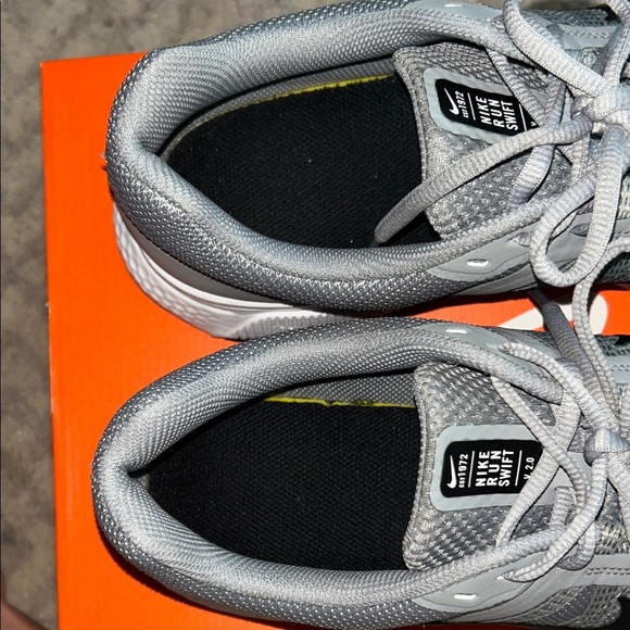 Nike Men's Run Swift 2 Running Shoe Gray and Black Shoes - Picture 4 of 10